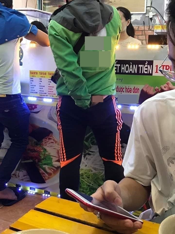 Chỉ một hành động trong lúc vô tình của shipper giao đồ ăn khiến cộng đồng mạng đòi tẩy chay cả nhãn hàng vì Quá ghê!