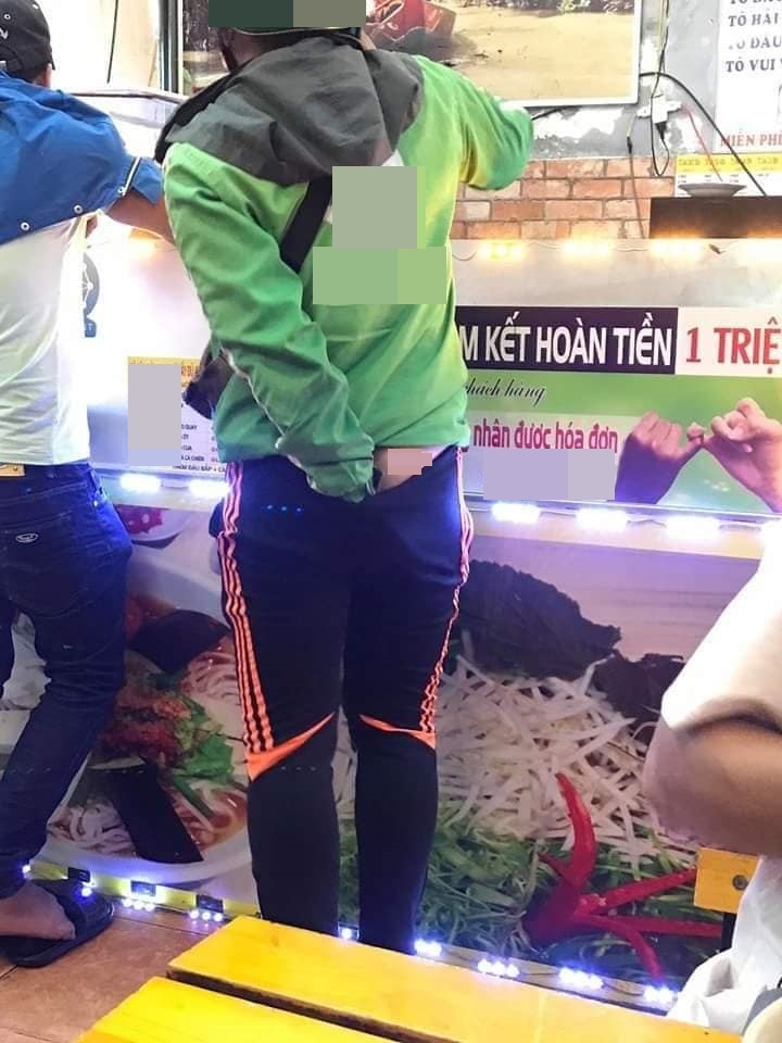 Chỉ một hành động trong lúc vô tình của shipper giao đồ ăn khiến cộng đồng mạng đòi tẩy chay cả nhãn hàng vì Quá ghê!