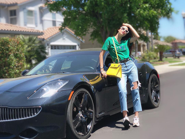 Dạo gần đây, Phạm Hương như trẻ ra vài tuổi nhờ 2 công thức diện đồ này