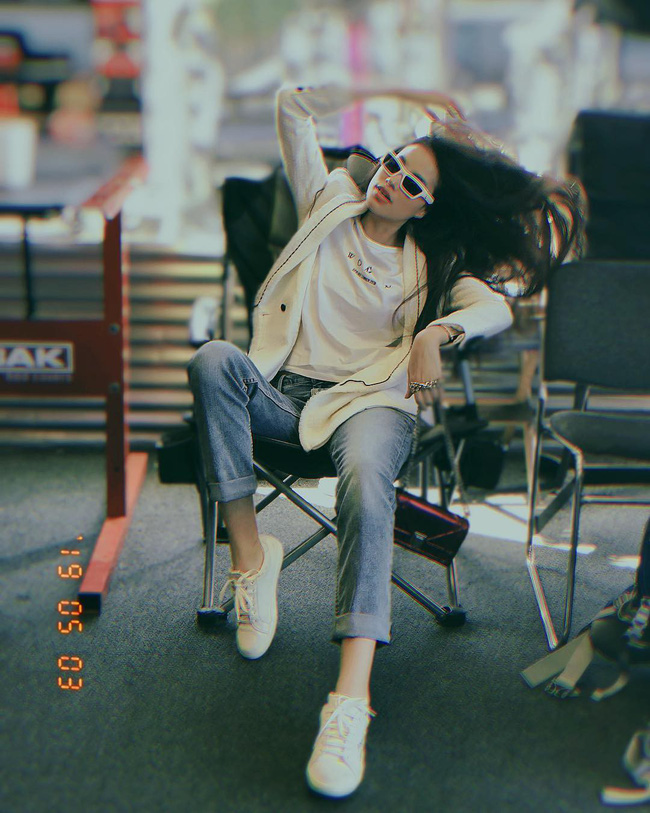 Dạo gần đây, Phạm Hương như trẻ ra vài tuổi nhờ 2 công thức diện đồ này