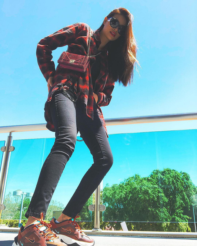 Dạo gần đây, Phạm Hương như trẻ ra vài tuổi nhờ 2 công thức diện đồ này