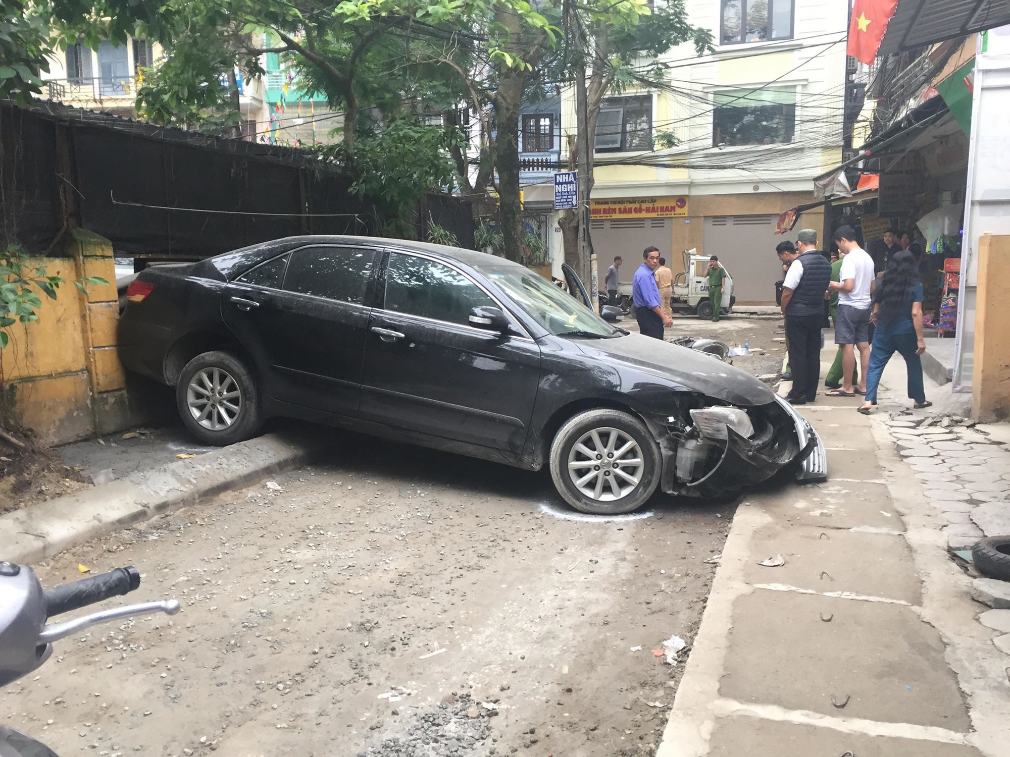 Hà nội: Nữ tài xế lùi ô tô Camry tông trúng chiếc xe máy, một phụ nữ tử vong thương tâm