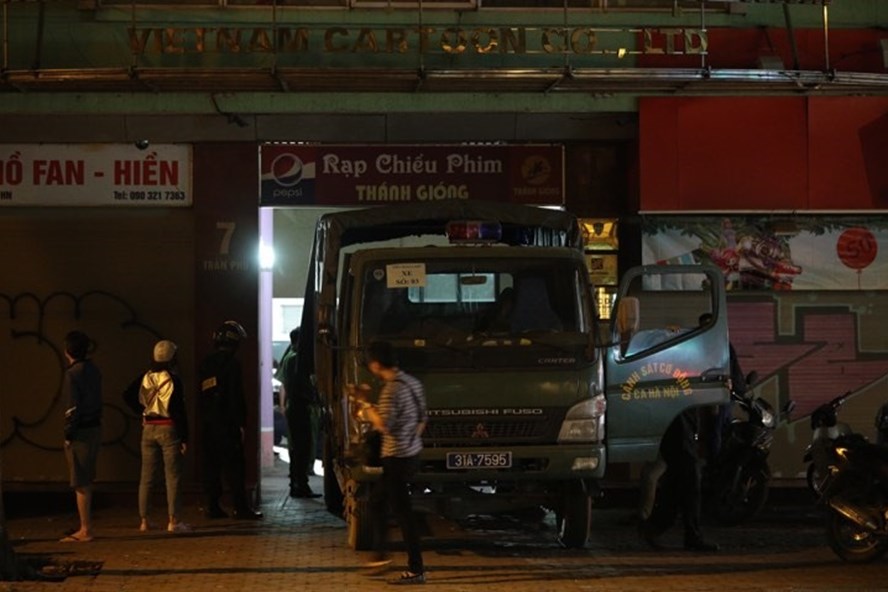 Xe chở tài liệu đi ra từ Công ty Nhật Cường sau 12 tiếng khám xét