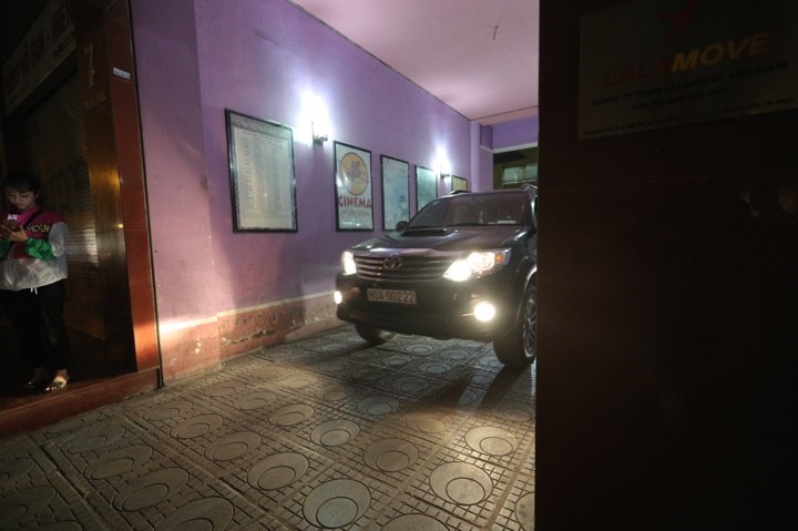 Xe chở tài liệu đi ra từ Công ty Nhật Cường sau 12 tiếng khám xét