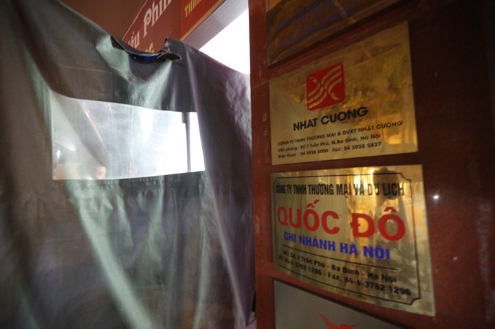 Xe chở tài liệu đi ra từ Công ty Nhật Cường sau 12 tiếng khám xét