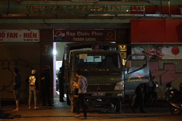 Xe chở tài liệu đi ra từ Công ty Nhật Cường sau 12 tiếng khám xét