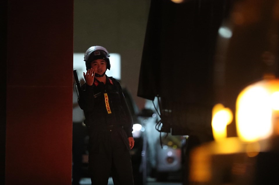 Xe chở tài liệu đi ra từ Công ty Nhật Cường sau 12 tiếng khám xét