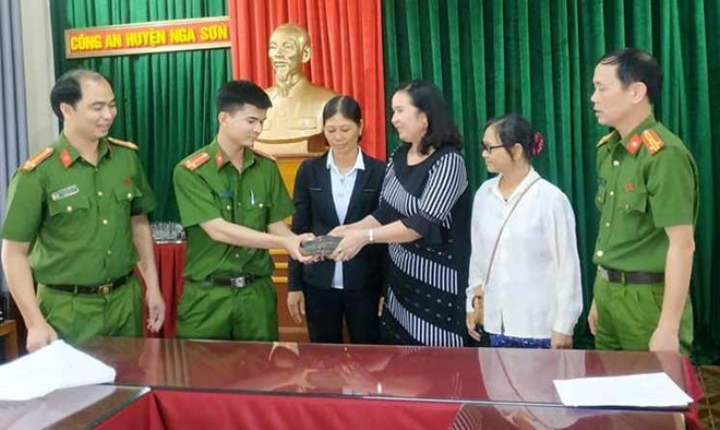 Đứng đợi xe buýt, hai phụ nữ nhặt được 120 triệu đồng