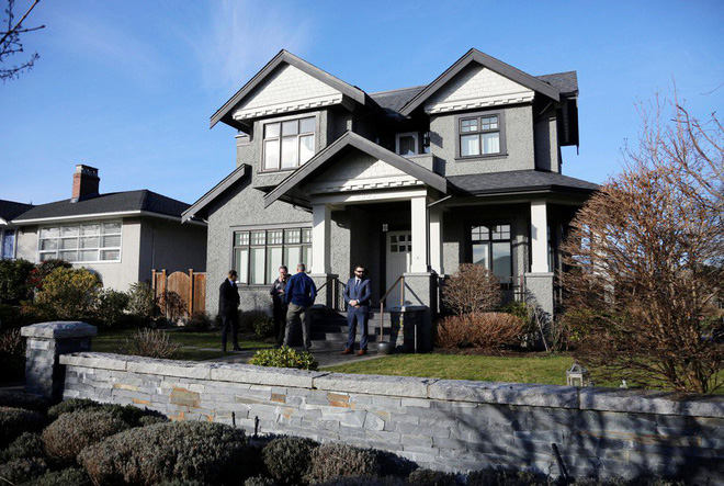 Chỉ cần đi theo sếp Huawei, đội giám sát nhận hơn 230 triệu VNĐ mỗi ngày