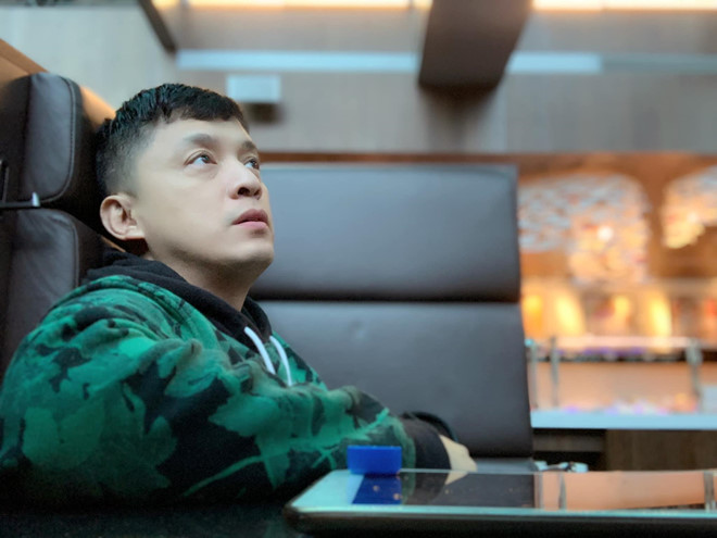 Lam Trường bị mất hộ chiếu, phải ngủ vạ vật ở sân bay Đài Loan