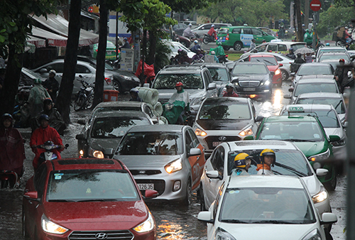 Sài Gòn tối sầm vì mưa lớn, nhiều đường ngập sâu