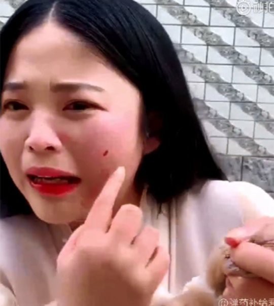 Livestream cảnh ăn bạch tuộc sống, cô gái xinh đẹp suýt bị đối phương nuốt chửng và sự thật kinh hoàng về món ăn này Livestream cảnh ăn bạch tuộc sống, cô gái xinh đẹp suýt bị đối phương nuốt chửng và sự thật kinh hoàng về món ăn này