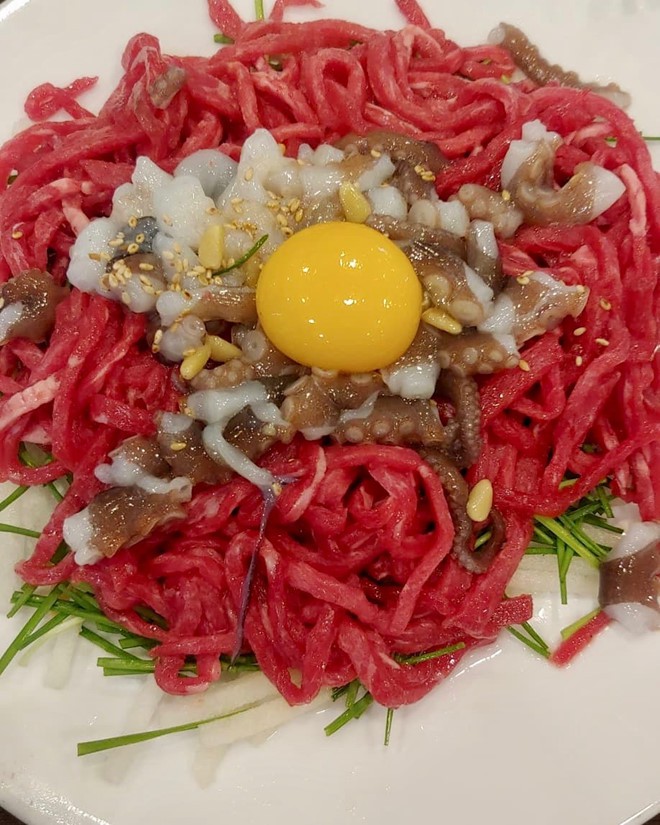 Livestream cảnh ăn bạch tuộc sống, cô gái xinh đẹp suýt bị đối phương nuốt chửng và sự thật kinh hoàng về món ăn này Livestream cảnh ăn bạch tuộc sống, cô gái xinh đẹp suýt bị đối phương nuốt chửng và sự thật kinh hoàng về món ăn này