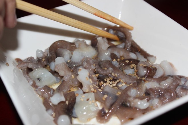 Livestream cảnh ăn bạch tuộc sống, cô gái xinh đẹp suýt bị đối phương nuốt chửng và sự thật kinh hoàng về món ăn này Livestream cảnh ăn bạch tuộc sống, cô gái xinh đẹp suýt bị đối phương nuốt chửng và sự thật kinh hoàng về món ăn này