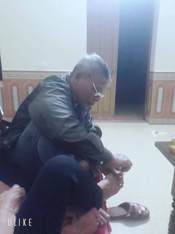 Cặp đôi U60 tỉ mẩn cắt móng chân cho nhau và loạt chuyện tình già khiến giới trẻ thổn thức