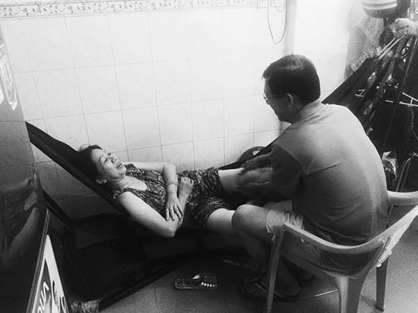 Cặp đôi U60 tỉ mẩn cắt móng chân cho nhau và loạt chuyện tình già khiến giới trẻ thổn thức