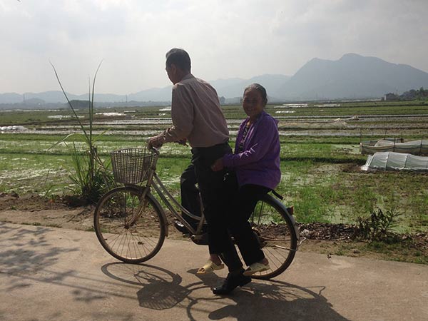 Cặp đôi U60 tỉ mẩn cắt móng chân cho nhau và loạt chuyện tình già khiến giới trẻ thổn thức