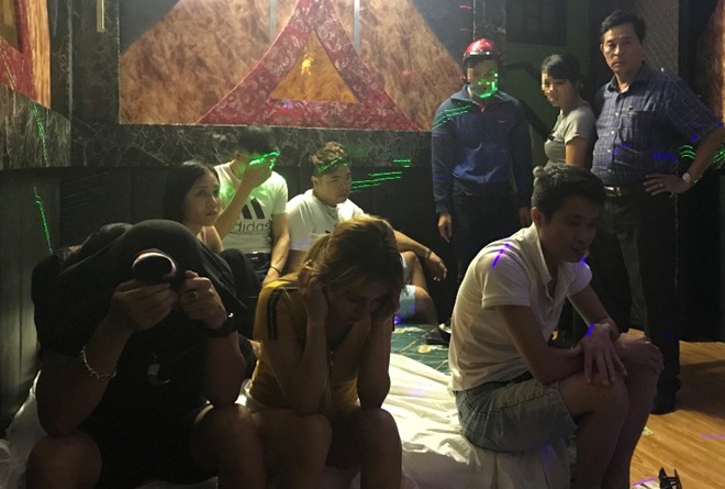 ‘Đột kích’ nhà nghỉ, phát hiện nhóm nam nữ thanh niên phê ma túy