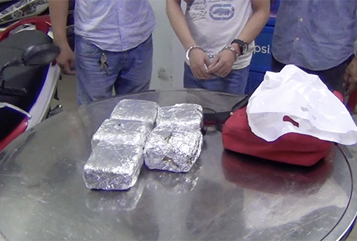 Cảnh sát vây bắt nhiều người pha chế ma tuý ở Sài Gòn