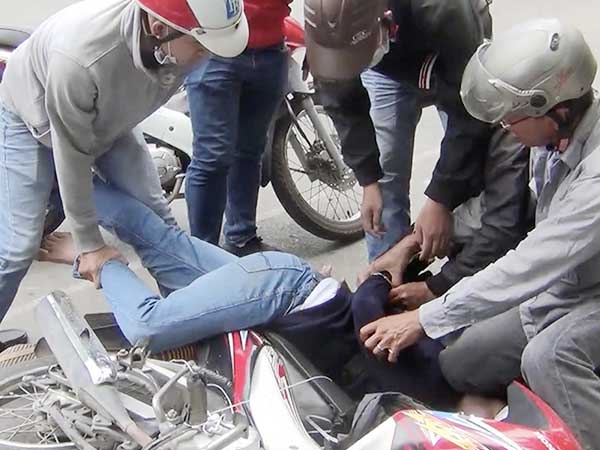 Cảnh sát vây bắt nhiều người pha chế ma tuý ở Sài Gòn