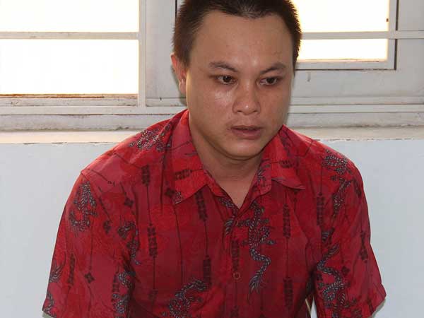 Vừa mãn tù tội xúc phạm quốc kỳ, nam thanh niên cầm dao tấn công cảnh sát