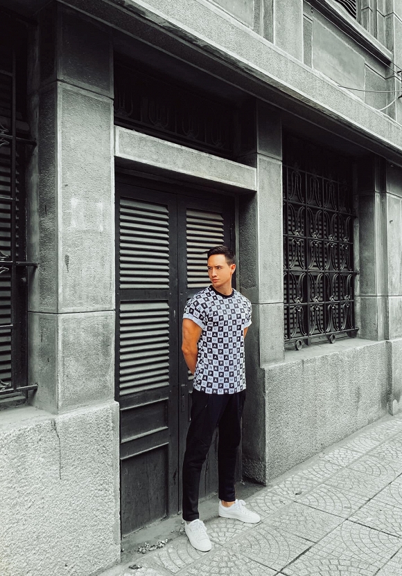 Đăng ảnh sống ảo đẹp trai lên mạng xã hội nhưng quên không cảm ơn người chụp, Kim Lý bị Hà Hồ chấn chỉnh ngay lập tức