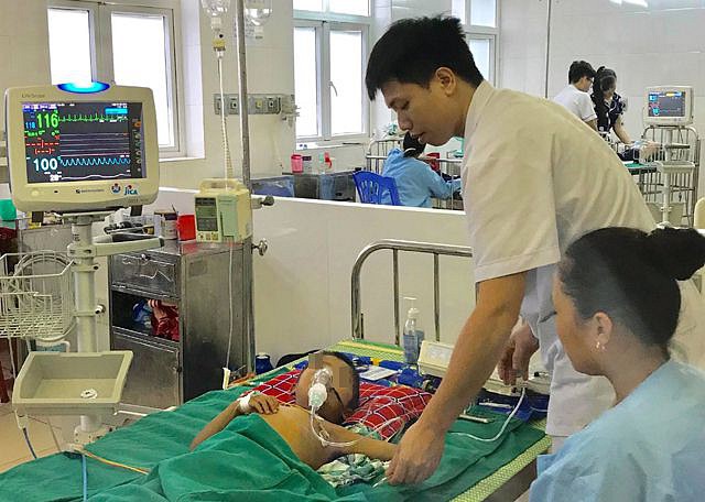 Chữa sốt bằng thuốc lá của thầy lang, bé trai 5 tuổi nguy kịch