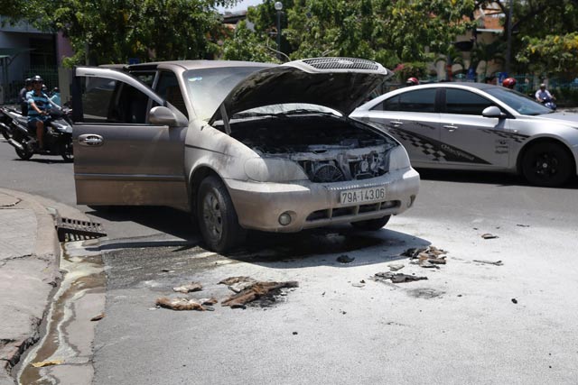 Khánh Hòa: Đang chạy trên đường, ô tô 7 chỗ bất ngờ bốc cháy