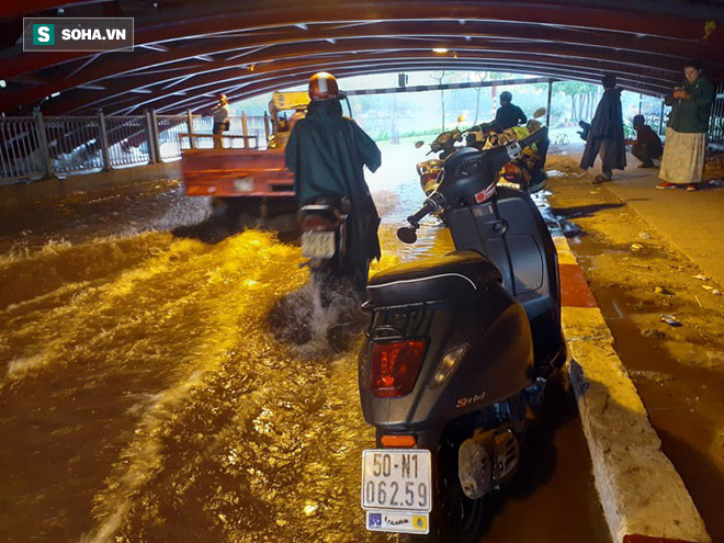 Video - Ảnh: Mưa lớn diện rộng ở Sài Gòn, nhiều phố phường ngập úng và kẹt xe