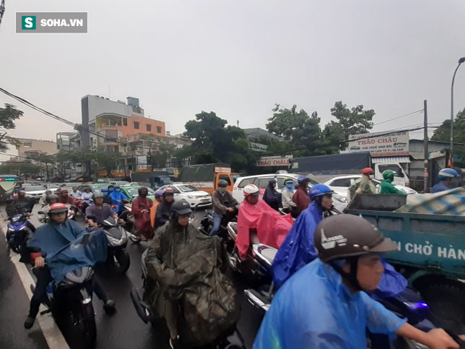 Video - Ảnh: Mưa lớn diện rộng ở Sài Gòn, nhiều phố phường ngập úng và kẹt xe