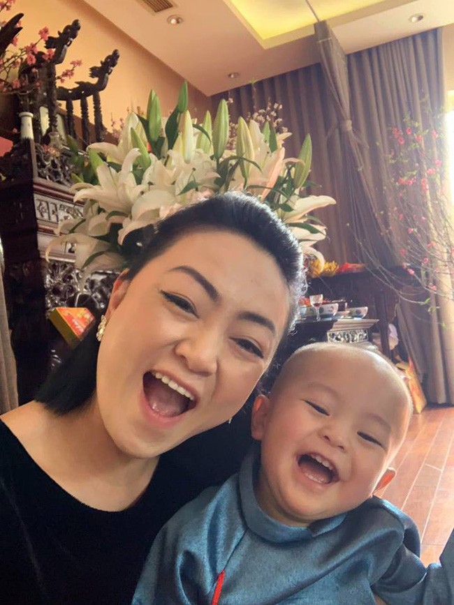 Cô Văn Thùy Dương - con gái út cố PGS. Văn Như Cương chia sẻ tâm sự vui, úp mở chuyện đang mang bầu ở tuổi 47?