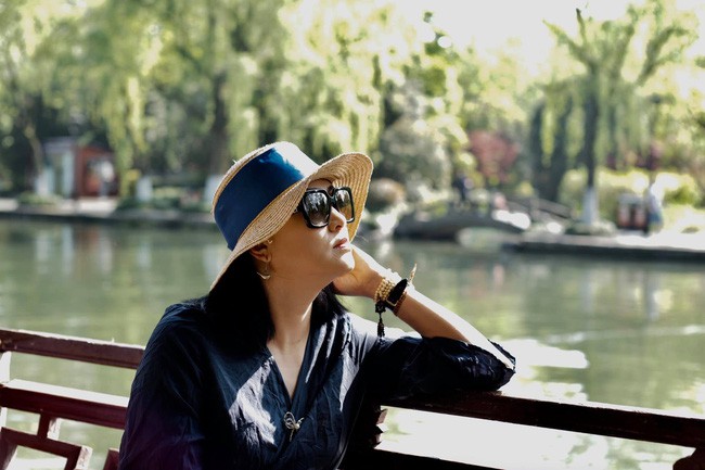 Cô Văn Thùy Dương - con gái út cố PGS. Văn Như Cương chia sẻ tâm sự vui, úp mở chuyện đang mang bầu ở tuổi 47?