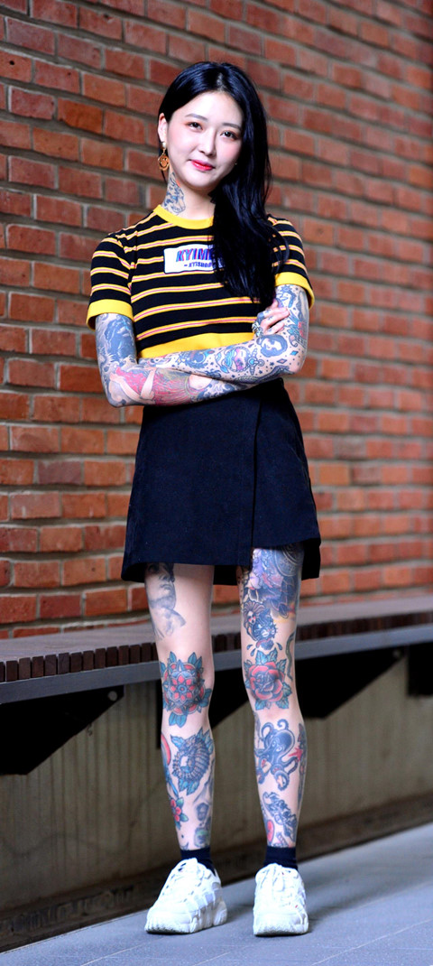 Cô gái Hàn Quốc bị chửi rủa, nhổ nước bọt giữa phố vì xăm kín người