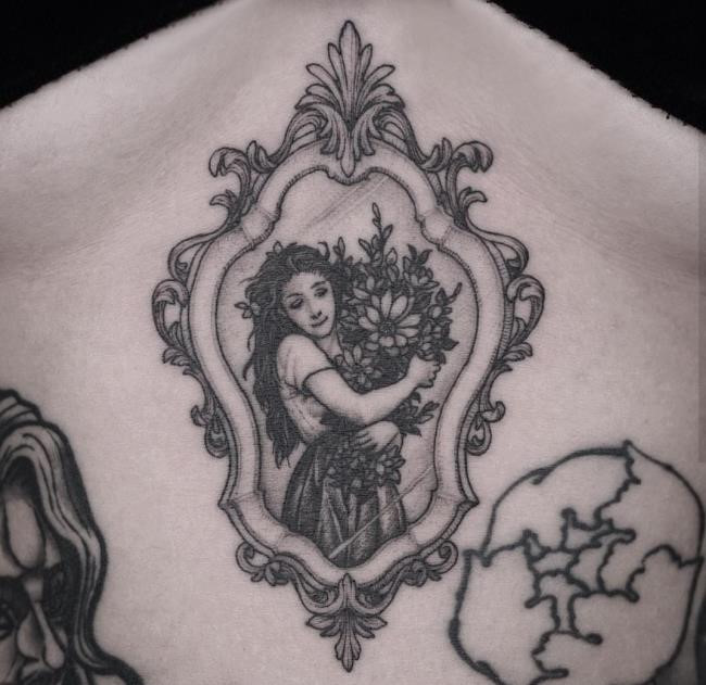 Cô gái Hàn Quốc bị chửi rủa, nhổ nước bọt giữa phố vì xăm kín người