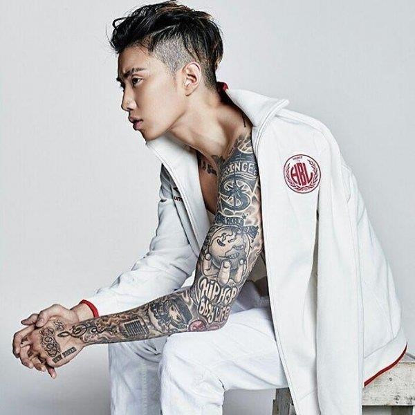 Cô gái Hàn Quốc bị chửi rủa, nhổ nước bọt giữa phố vì xăm kín người