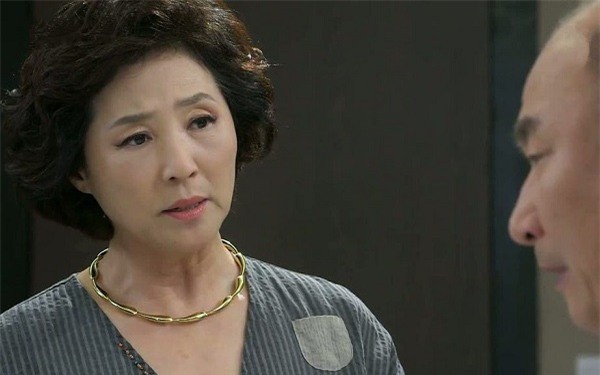 Thấy con dâu về nhà đẻ, mẹ chồng dằn mặt lấy chồng như bát nước hắt đi khiến cô uất ức bật lại