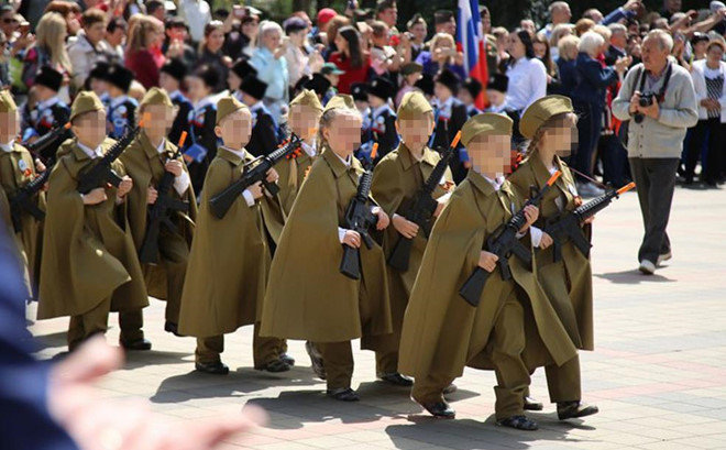 Cuộc diễu hành cầm súng của trẻ mẫu giáo Nga gây bão phẫn nộ