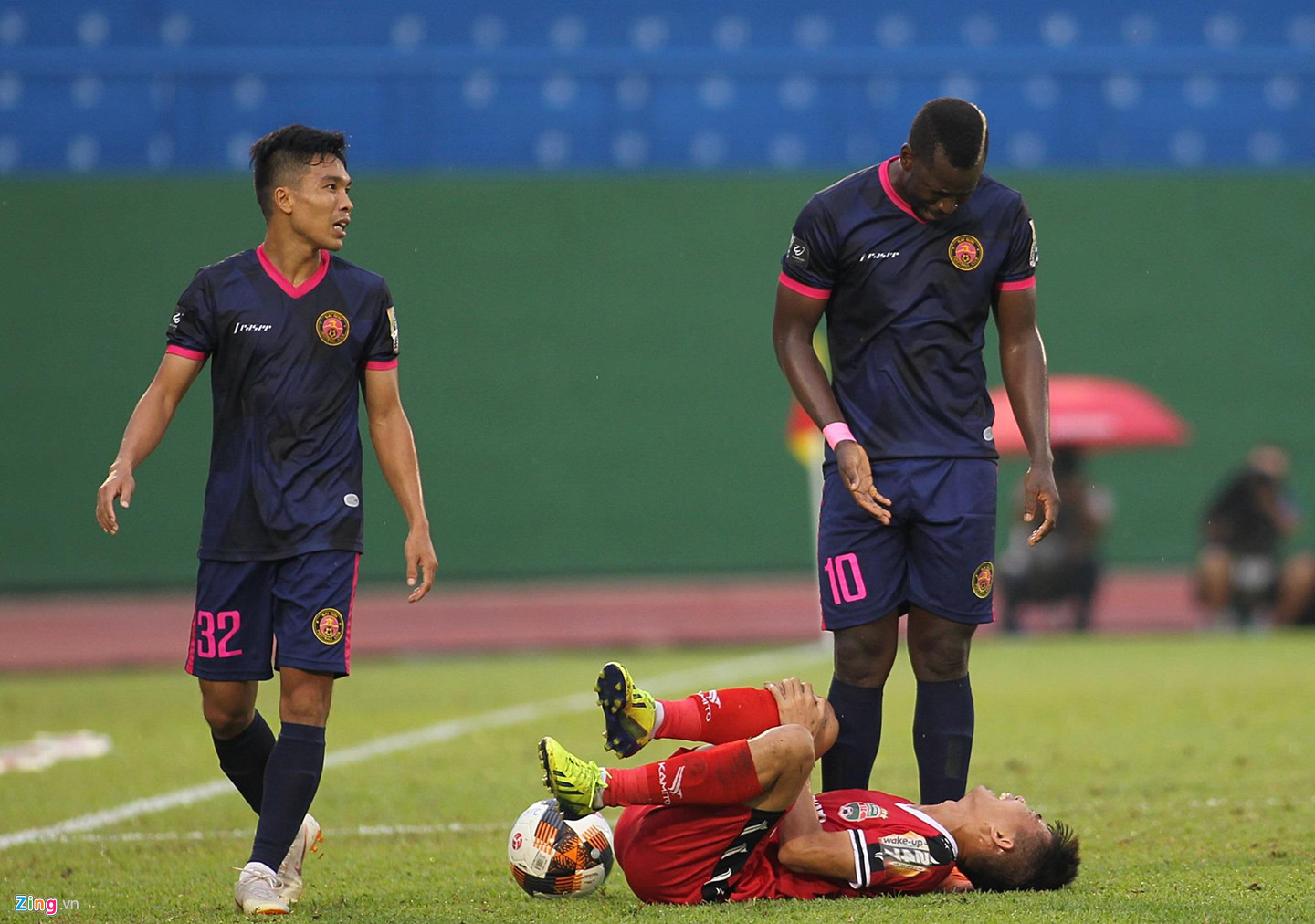 Anh Đức bị ngoại binh bóp cổ vì bảo vệ cầu thủ trẻ của Bình Dương