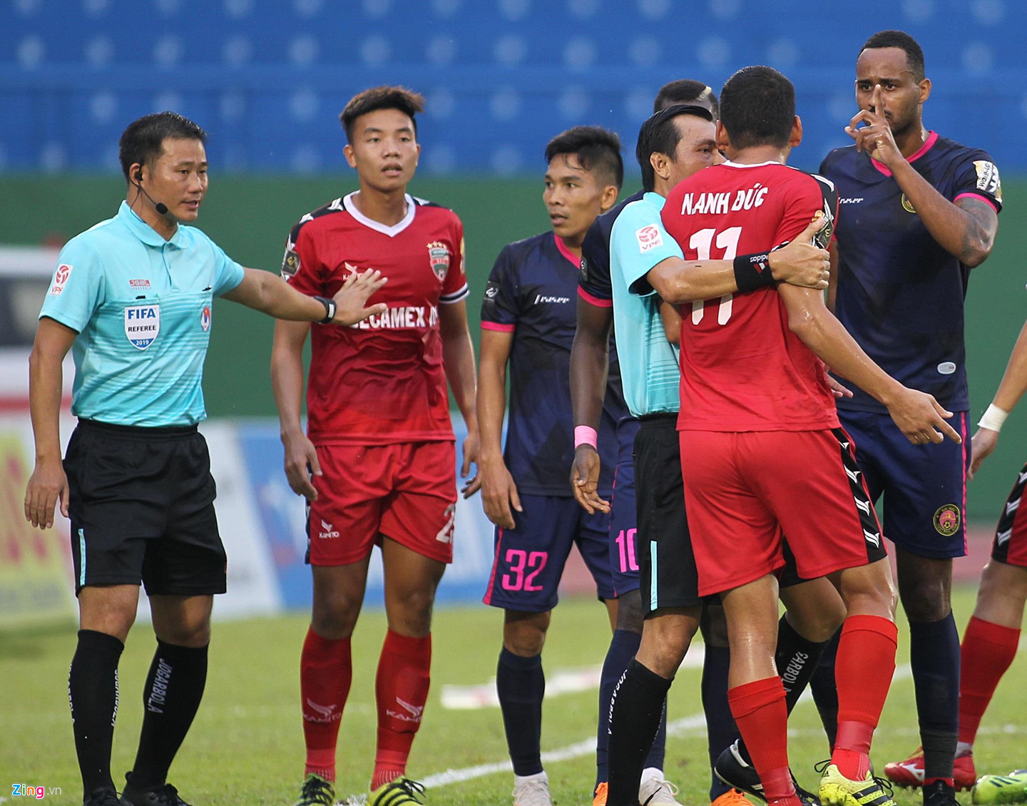 Anh Đức bị ngoại binh bóp cổ vì bảo vệ cầu thủ trẻ của Bình Dương