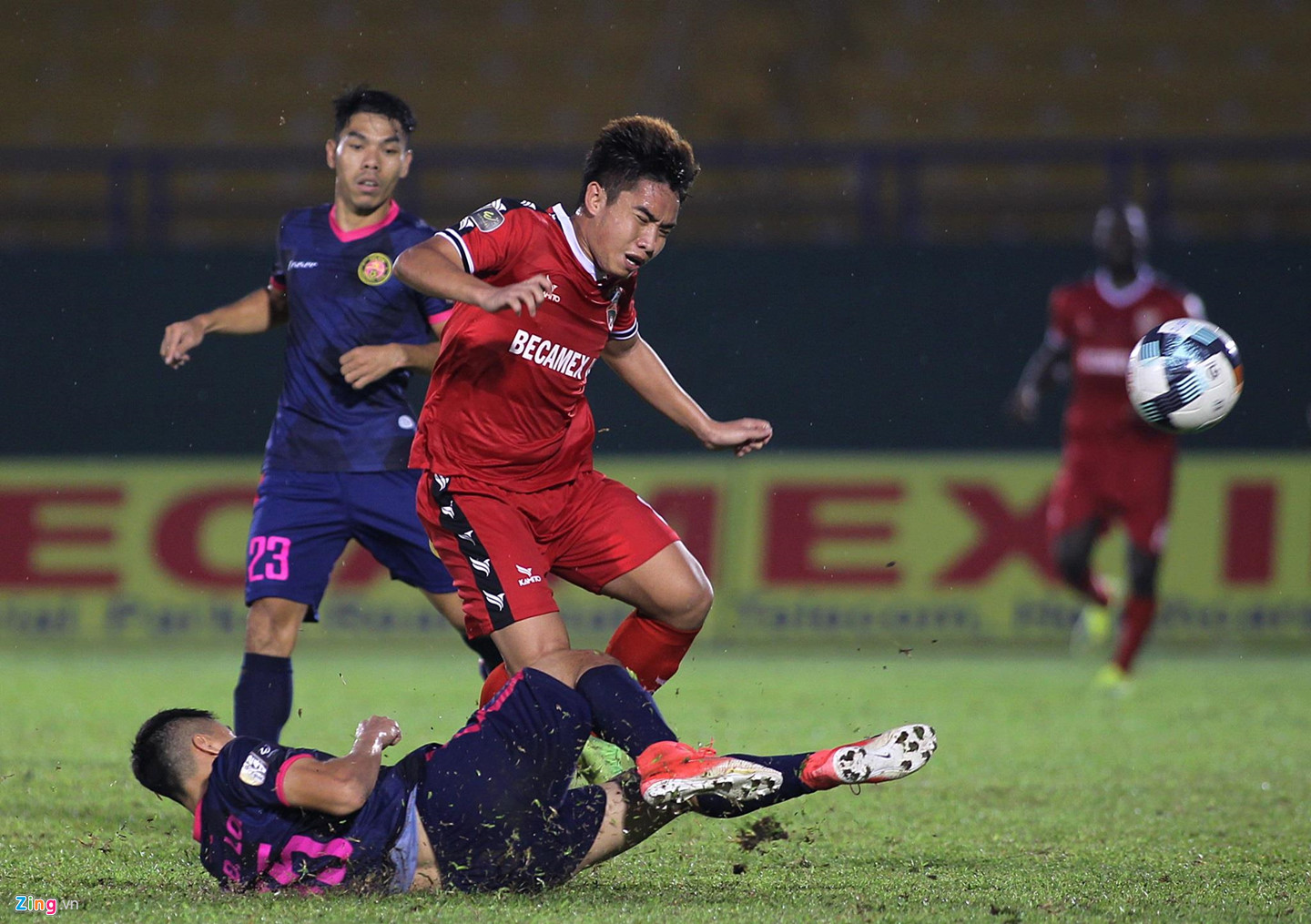 Anh Đức bị ngoại binh bóp cổ vì bảo vệ cầu thủ trẻ của Bình Dương