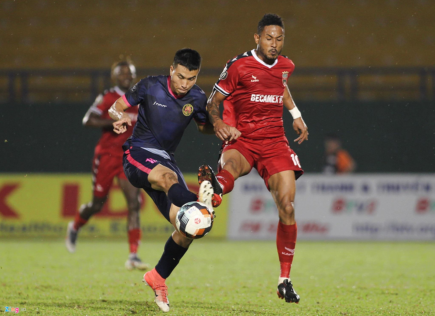 Anh Đức bị ngoại binh bóp cổ vì bảo vệ cầu thủ trẻ của Bình Dương
