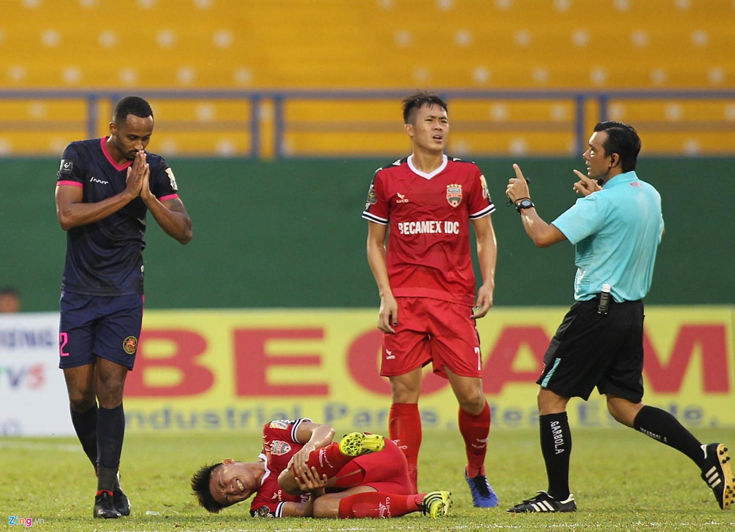 Anh Đức bị ngoại binh bóp cổ vì bảo vệ cầu thủ trẻ của Bình Dương