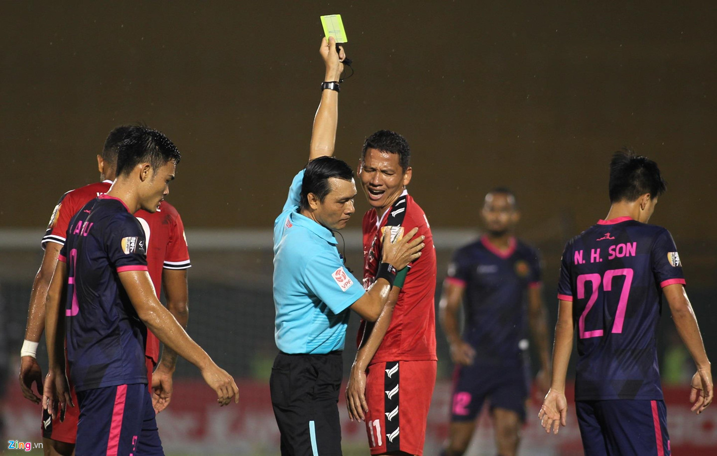 Anh Đức bị ngoại binh bóp cổ vì bảo vệ cầu thủ trẻ của Bình Dương