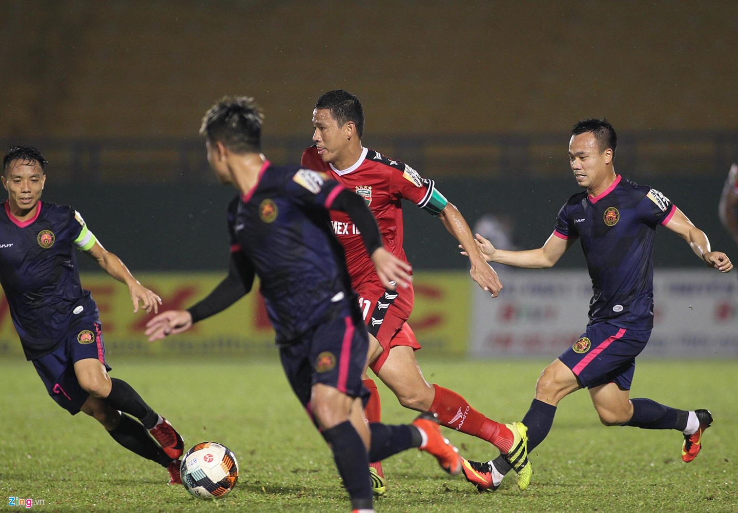 Anh Đức bị ngoại binh bóp cổ vì bảo vệ cầu thủ trẻ của Bình Dương