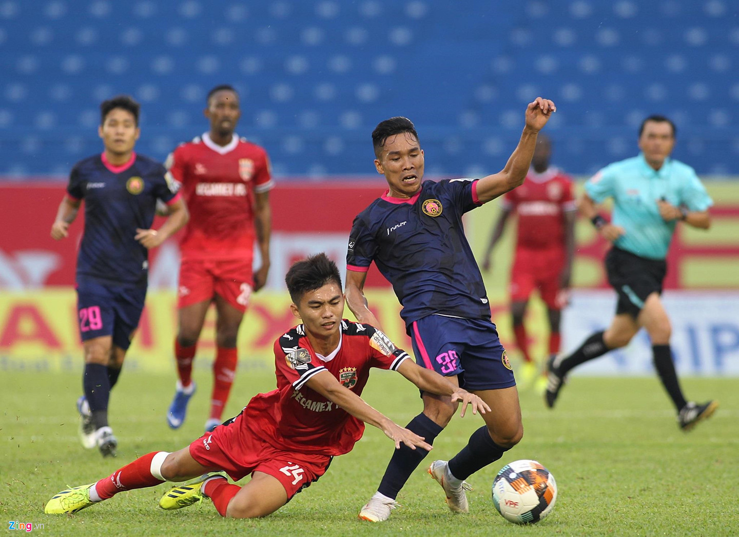 Anh Đức bị ngoại binh bóp cổ vì bảo vệ cầu thủ trẻ của Bình Dương