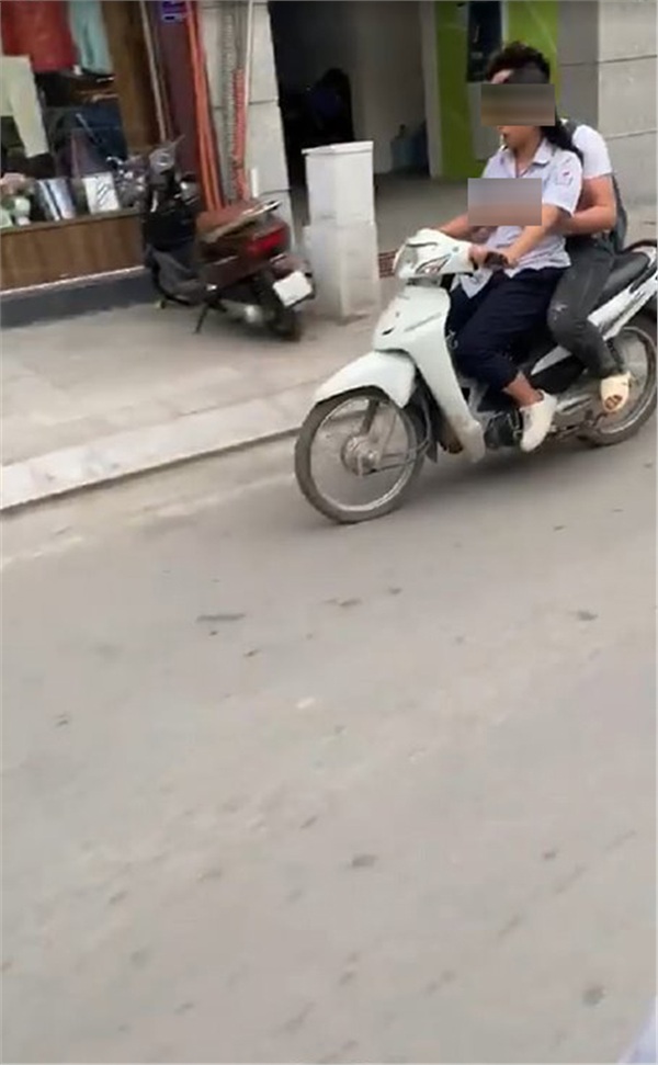 Không đội mũ bảo hiểm còn vô tư sờ soạng, hôn hít khi đi xe máy, cặp học sinh bị lên án khi yêu đương sai chỗ