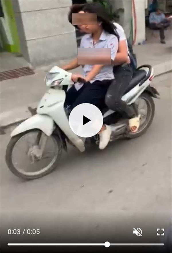 Không đội mũ bảo hiểm còn vô tư sờ soạng, hôn hít khi đi xe máy, cặp học sinh bị lên án khi yêu đương sai chỗ