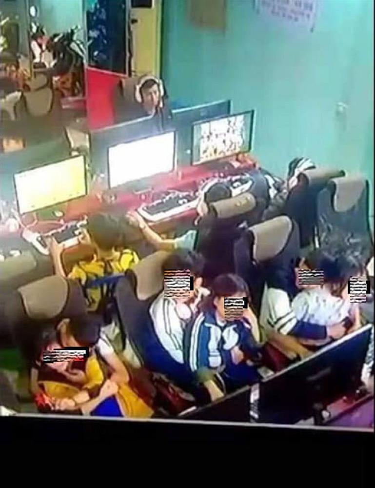 Không đội mũ bảo hiểm còn vô tư sờ soạng, hôn hít khi đi xe máy, cặp học sinh bị lên án khi yêu đương sai chỗ