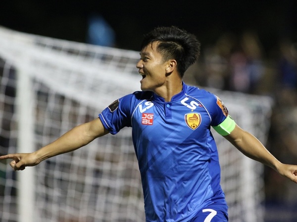 TP.HCM may mắn thoát thua trên sân nhà trước Quảng Nam dù chơi hơn người