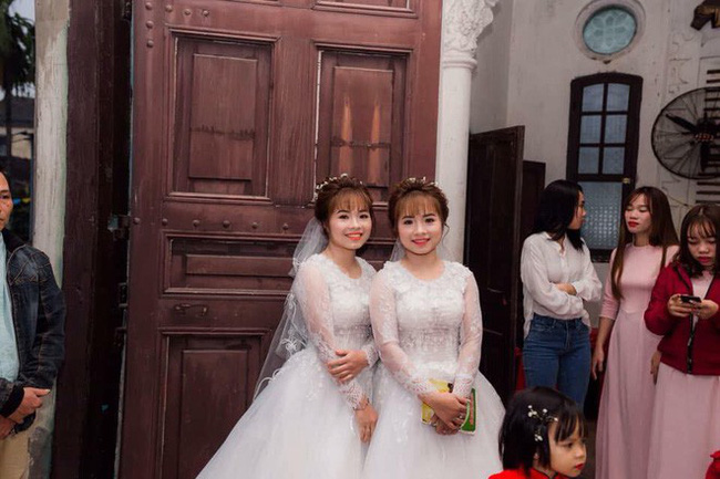 Cặp anh em song sinh tổ chức đám cưới cùng một ngày được dân mạng rần rần vỗ tay chúc phúc